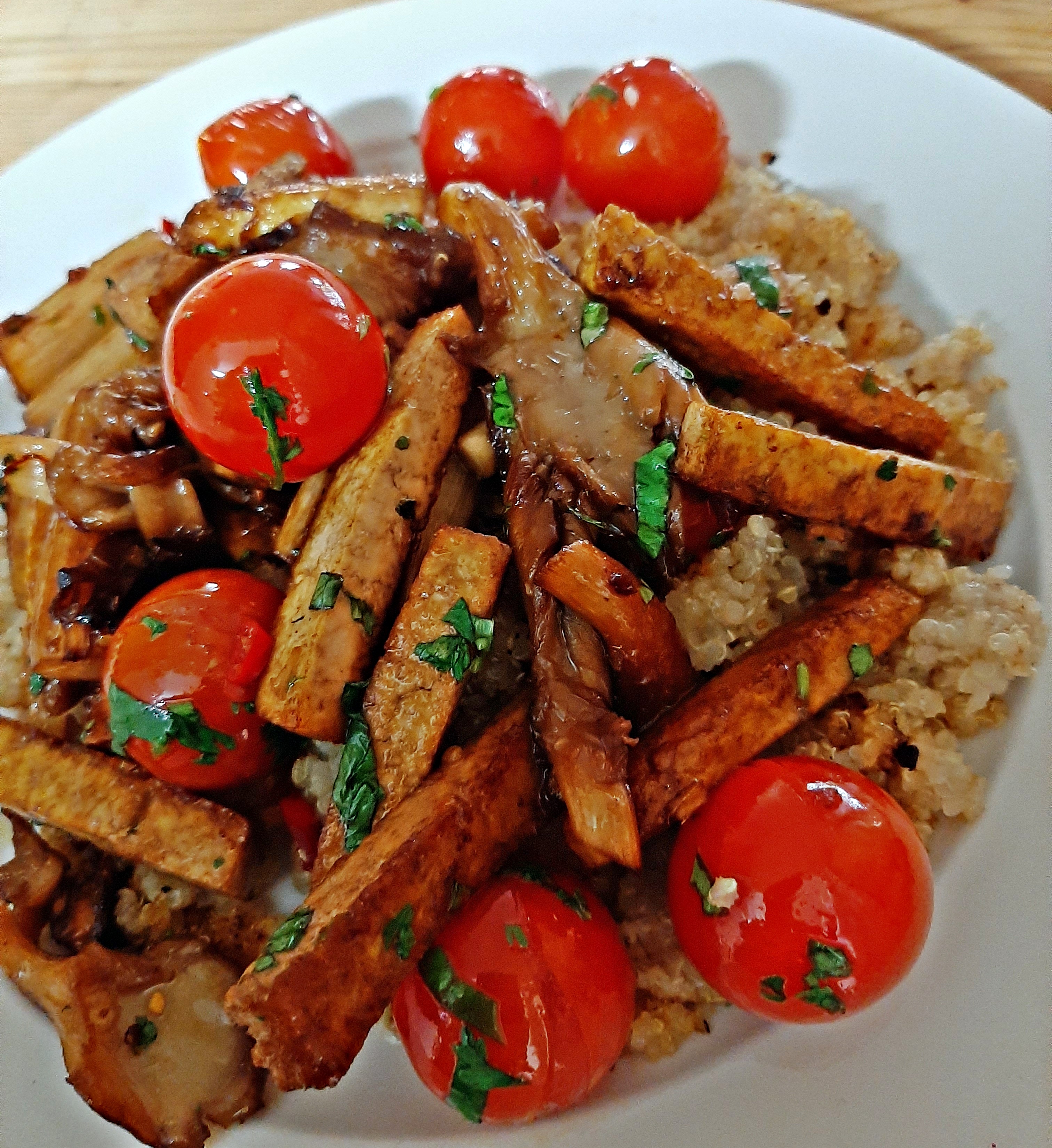 Szparagi z tofu i boczniakami, i balszowanymi pomidorkami koktajlowymi